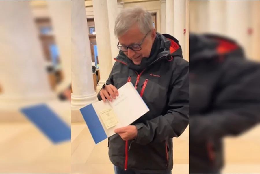 Professor da UnB se emociona ao ver livro dele em Harvard. Veja vídeo