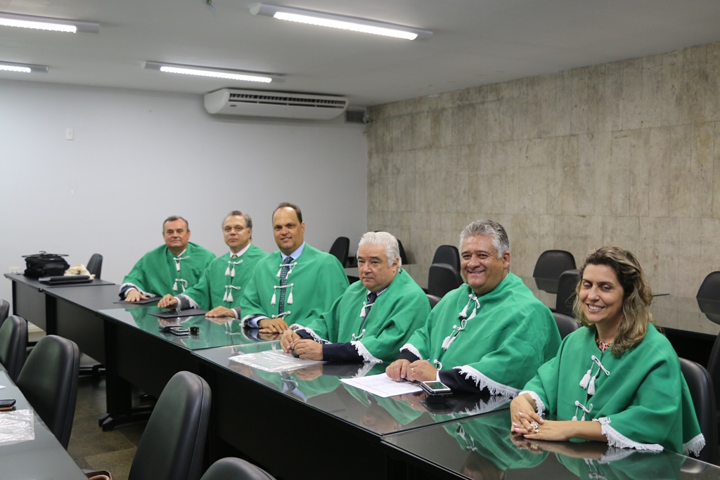 Responder às autoridades e às instituições públicas e privadas sobre consultas que lhe sejam dirigidas