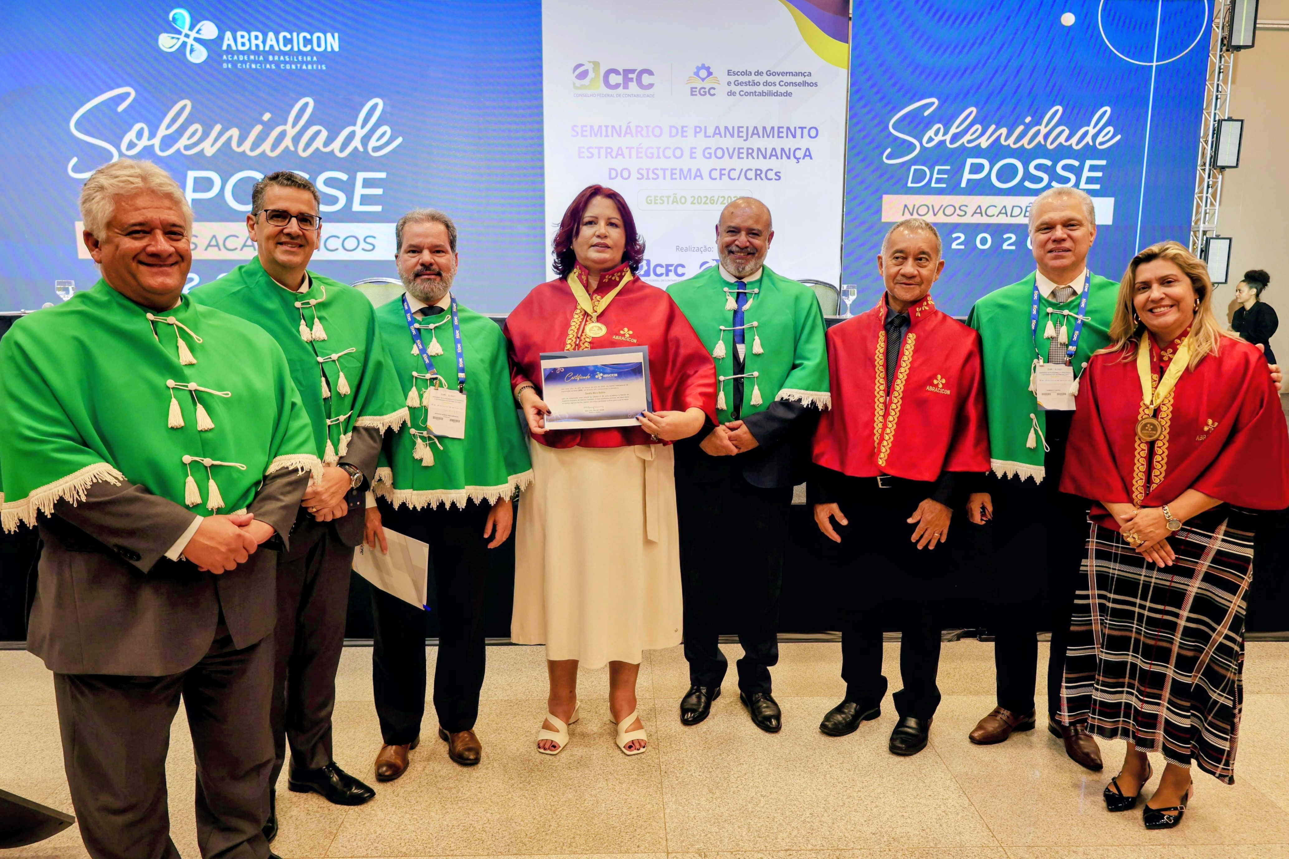 Celebrar convênios, contratos e intercâmbios com diversas entidades com vista ao aprimoramento e desenvolvimento de suas atividades e da Ciência Contábil